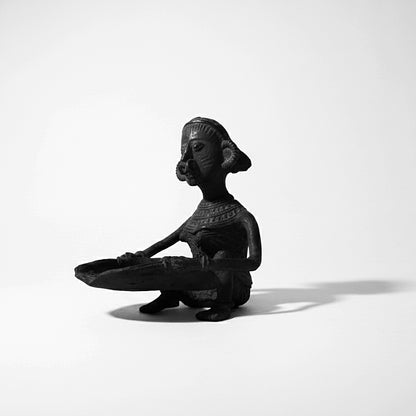 Black Dhokra Tribal Woman with Winnowing Tray – Handmade Bronze Figurine | Rare Black Dhokra Metal Craft